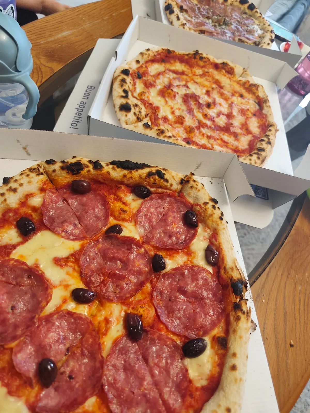 Pizza na dowóz bardzo smaczna, składniki dobrej jakości. 